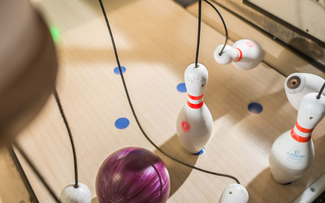 String Bowling Pinsetters vs. Free-Fall Pinsetters: What You Need to Know
