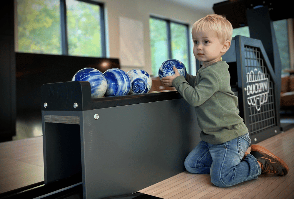 Das Innere eines Hauses in Iowa: Maßgeschneiderte Duckpin-Bowling-Bahnen, die Unterhaltung zu Hause neu definieren